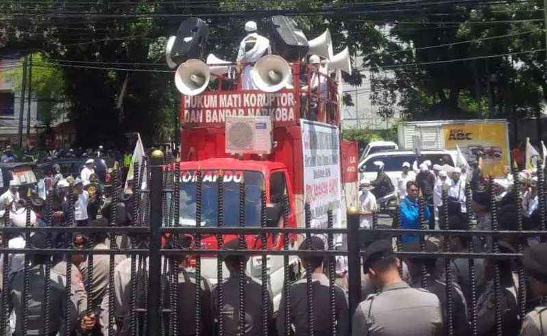 Massa GMJ menggelar aksinya di halaman DPRD DKI Jakarta Kebon Sirih, Jakarta Pusat, Senin (4/4).