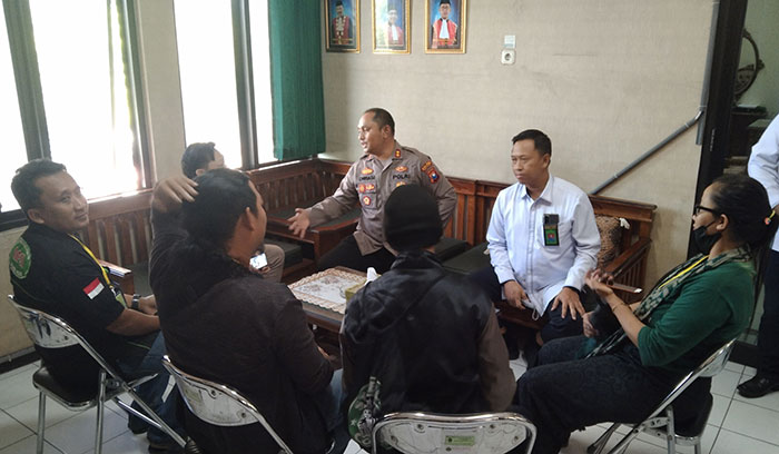 Kapolres Ngawi, AKBP Dwiasi Wiyatputera, saat mengikuti mediasi bersama para pekerja seni yang melakukan aksi unjuk rasa.