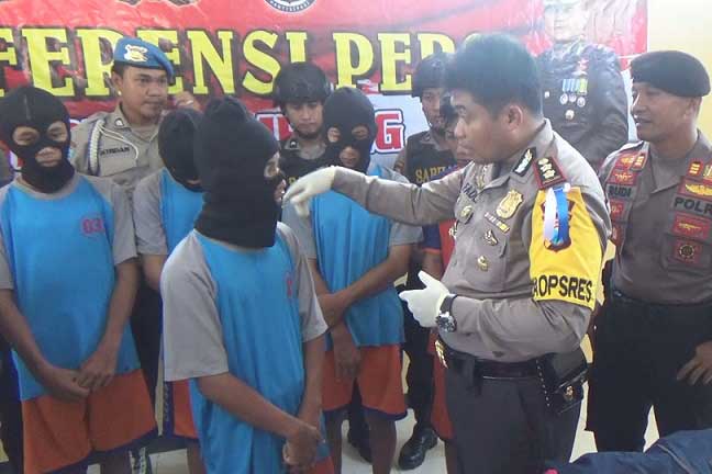 Dari delapan tersangka, lima telah diamankan di Mapolres Jombang. foto: Rony Suhartomo/ bangsaonline.com