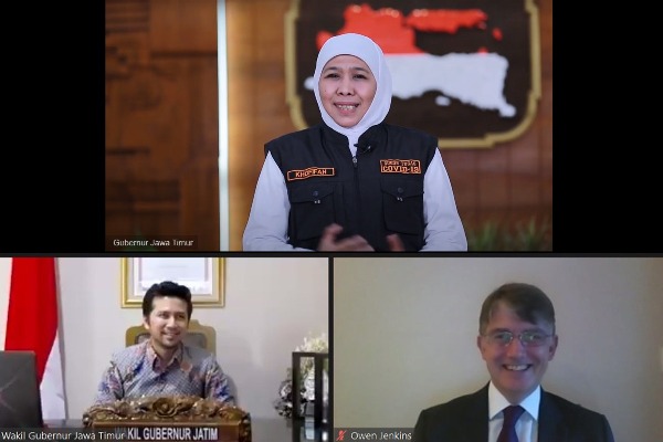 Gubernur Jawa Timur Khofifah Indar Parawansa bersama Wakil Gubernur Jawa Timur Emil Elestianto Dardak saat  Dubes Kerajaan Inggris Raya untuk Indonesia dan Timor Leste Owen Jenkins saat launching Program Pelatihan Behavioural Science atau ilmu perubahan perilaku melalui Webinar Via Zoom Meeting, Kamis (1/10). foto: ist/ bangsaonline.com