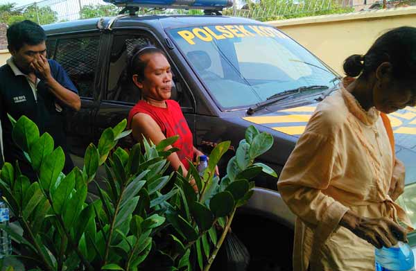 Para ibu rumah tangga saat digelandang ke Mapolsek Kota Bojonegoro. (foto: eky nurhadi/BANGSAONLINE)