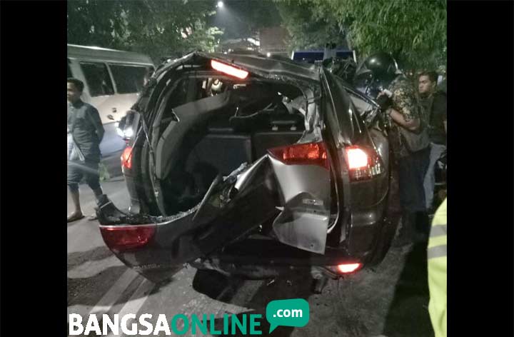 Kondisi mobil Pajero Sport yang ringsek usai mengalami kecelakaan. foto: BANGSAONLINE