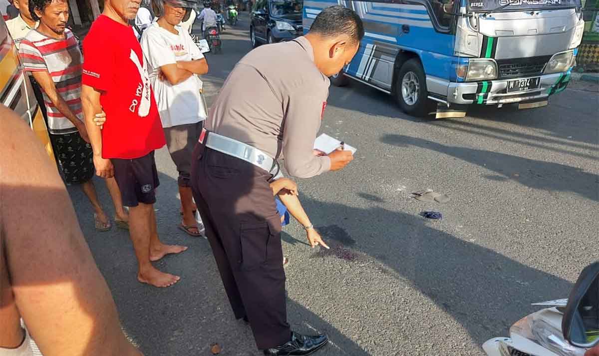 Petugas dari Polres Pamekasan saat olah TKP kecelakaan.