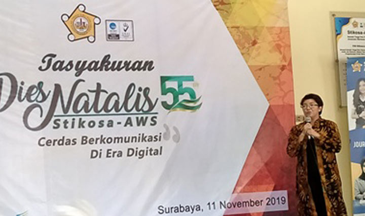 Ketua Stikosa-AWS yang baru, Prida Ariani Ambar Astuti, S.Sos., M.Si., Ph.D saat memberi sambutan pada Dies Natalis ke-55 Stikosa-AWS di kampusnya Jalan Nginden Intan Timur I No. 18, Surabaya, Senin (11/11/2019). foto: BANGSAONLINE.com