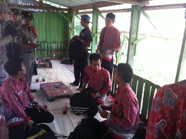DIRAZIA – Satpol PP Kota Kediri saat merazia sejumlah pelajar yang bolos, di kawasan Lebak Tumpang Klotok, Kota Kediri, Kamis (23/10/2014). Foto: arif kurniawan/BangsaOnline

