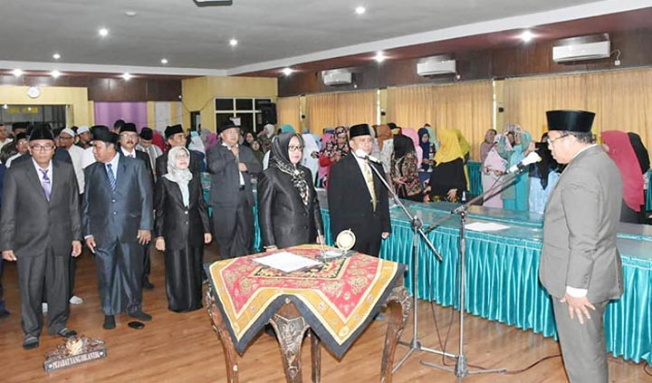 Bupati Situbondo, Dadang Wigiarto saat melantik 16 pejabat eselon II.