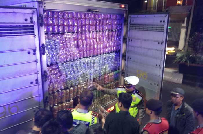 Wakapolres Pasuruan Kompol Supriyono saat memeriksa truk box yang melintas. ft: ANDY F/BANGSAONLINE