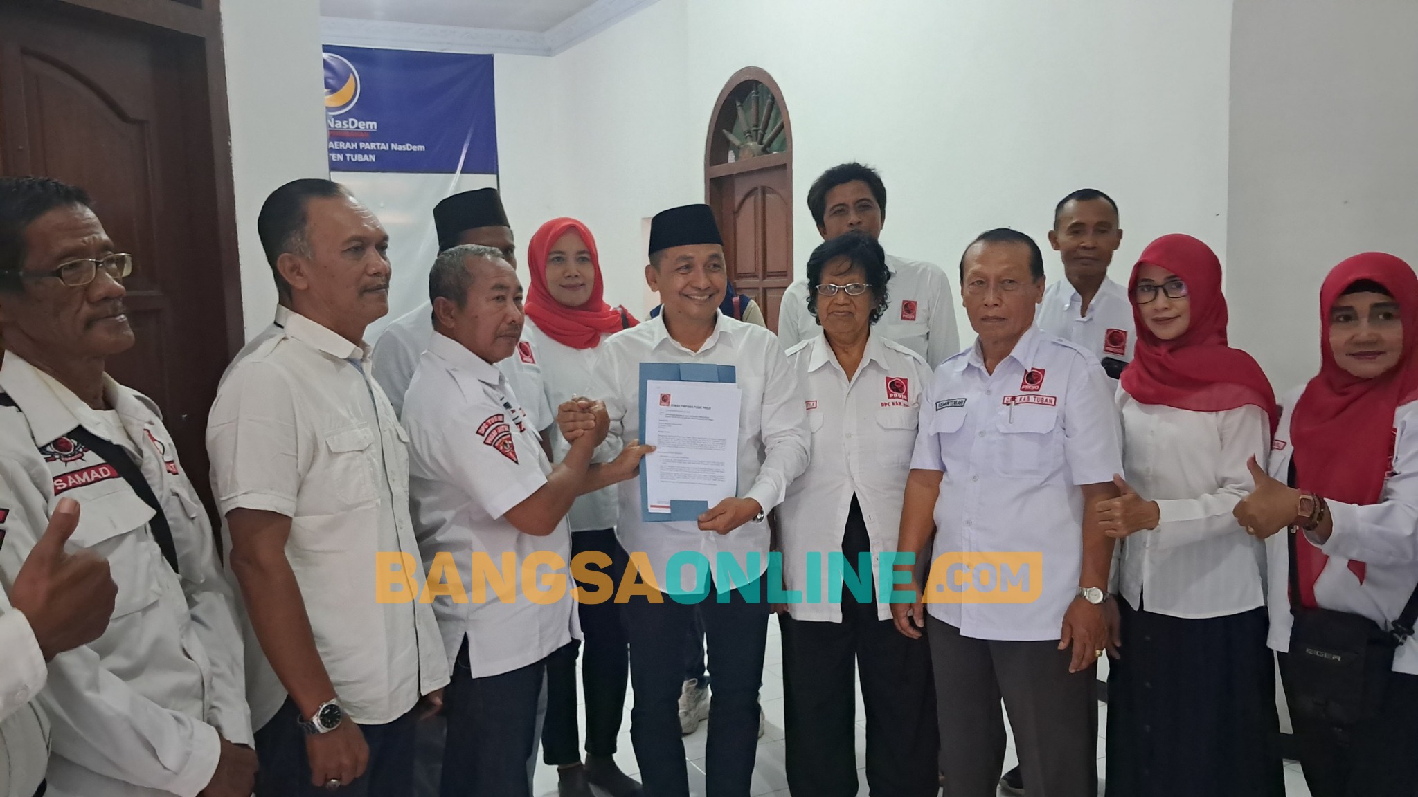 Penyerahan surat rekomendasi dukungan dari Projo Tuban kepada Bacabup - Bacawabup, Riyadi - Wafi Abdul Rosyid di Pilkada Tuban tahun 2024. Foto: Achmad Choirudin/BANGSAONLINE