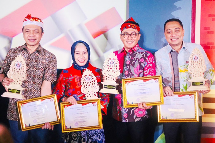 Bupati Pamekasan H. Baddrut Tamam meraih penghargaan tokoh penggerak Koperasi dari Dekopin bersama sejumlah kepala daerah lain.