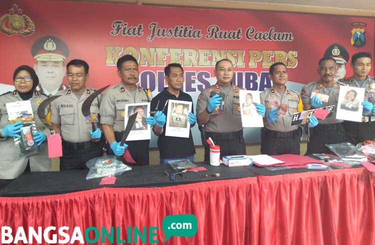Kapolres menunjukkan foto para pelaku dan celurit yang sempat digunakan menyerang petugas. foto: GUNAWAN/ BANGSAONLINE