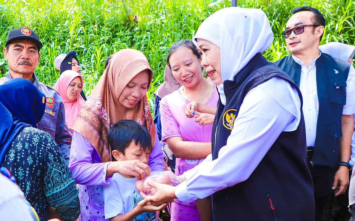 Gubernur Khofifah saat bertemu masyarakat di Desa Klampok, Kecamatan Singosari, Kabupaten Malang.