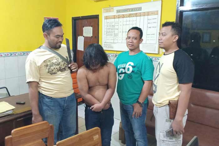 Tukang becak saat diamankan di Mapolres Tuban.