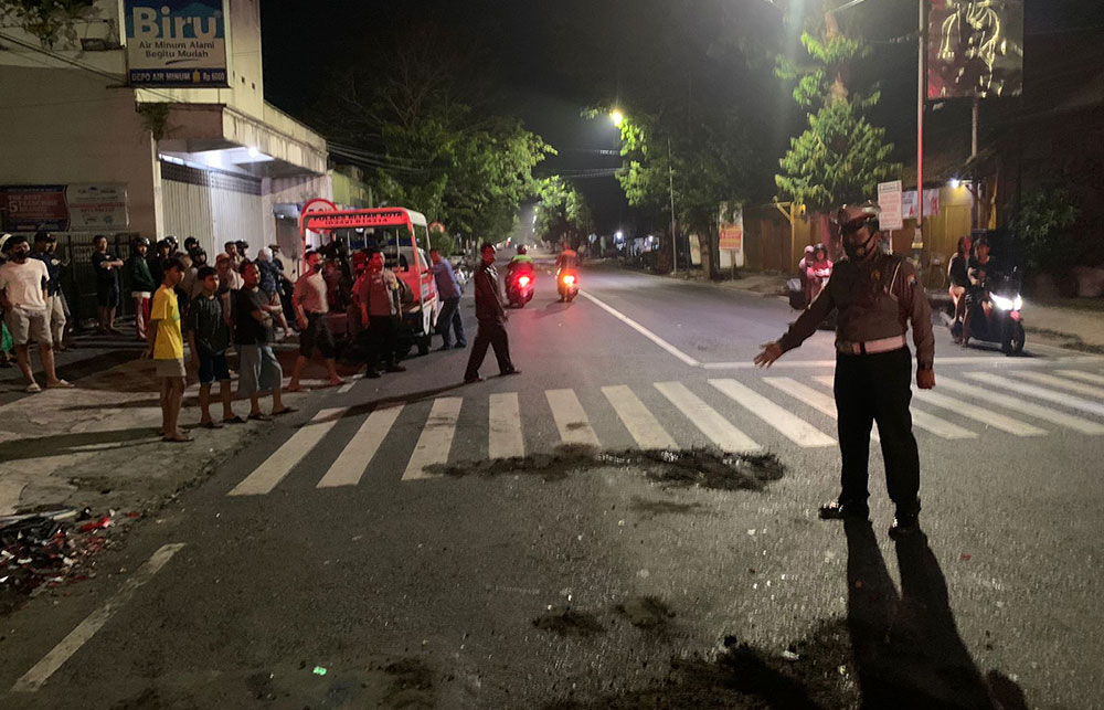 Polisi saat melakukan olah TKP di lokasi kejadian.