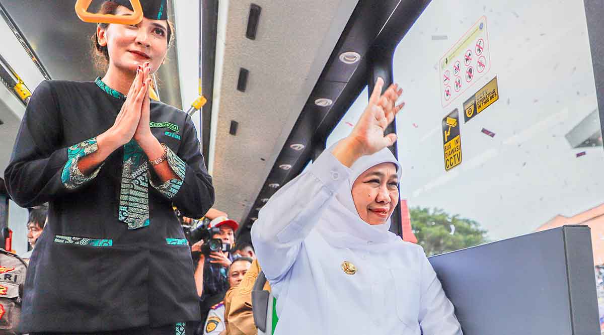 Gubernur Khofifah saat berada di Transjatim, dan menyapa masyarakat.
