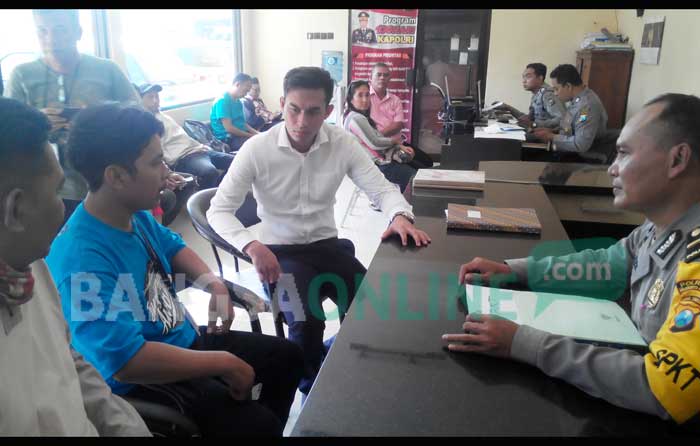Taman Mubarok (tengah) melaporkan tindak pengancaman terhadap dirinya pasca laporan langsung di TV swasta. foto: YUDI EP/ BANGSAONLINE