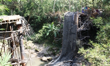 AMBRUK – Jembatan yang ambruk saat tahap pengerjaaan, di Kecamatan Widodaren, Ngawi, kemarin (4/6). Foto: zainal abidin/BANGSAONLINE