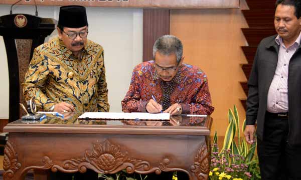 Gubernur Soekarwo didampingi Ketua Kopertais IV Prof KH Abd A