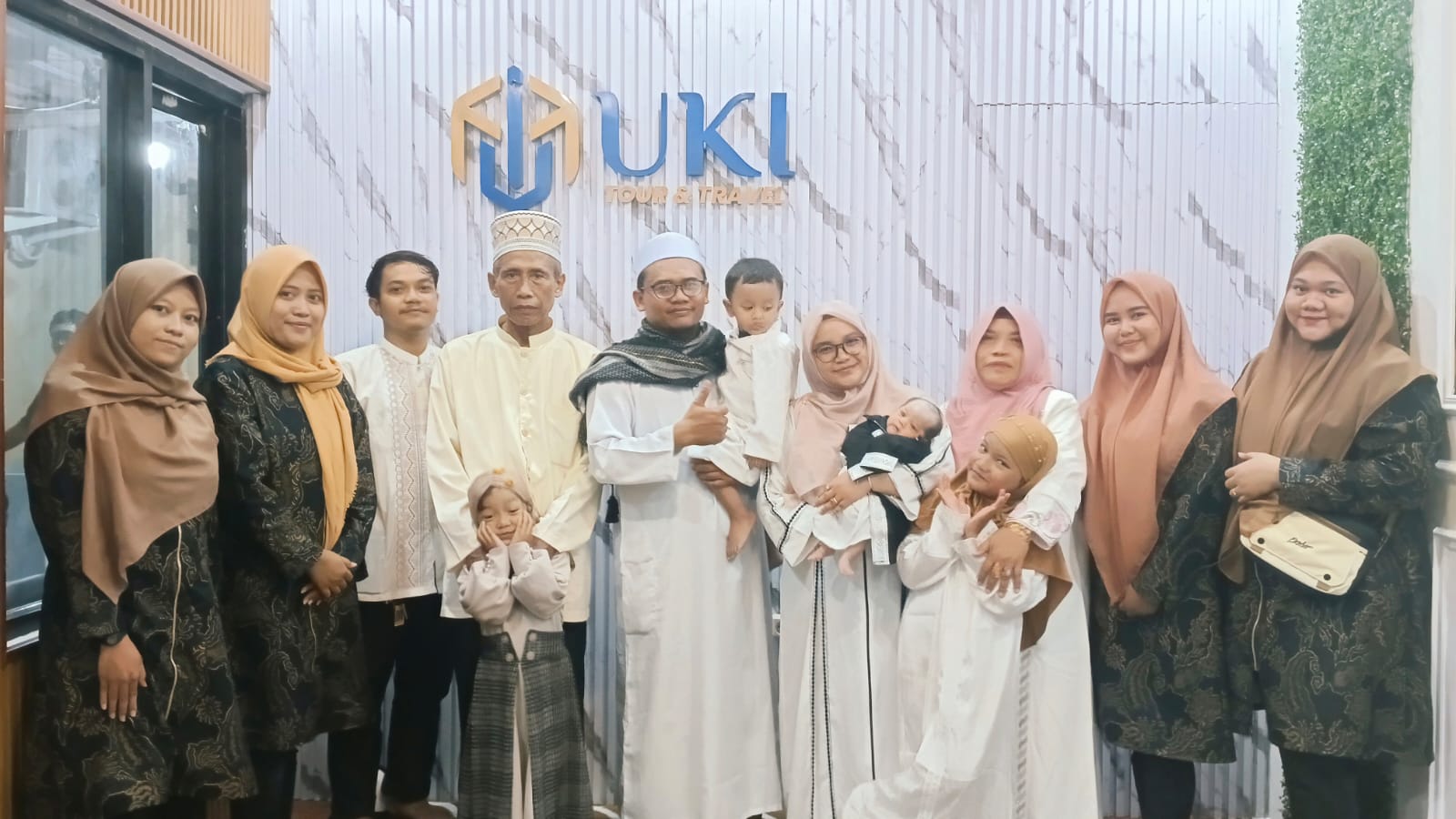 Direktur PT UKI Abdul Halim (tengah) bersama keluarga dan karyawannya. Foto: ist.