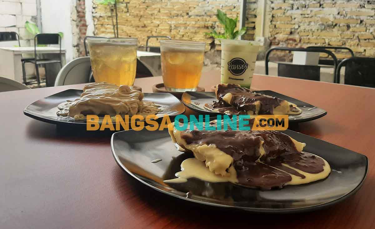 Kue pancong di Pansos, Semolowaru, Surabaya. Foto: BANGSAONLINE