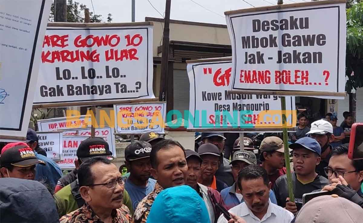 Penasihat hukum warga Desa Margourip, Luka Fardani, dan Danan Prabandaru, saat berbaur dengan warga. Foto: MUJI HARJITA/BANGSAONLINE