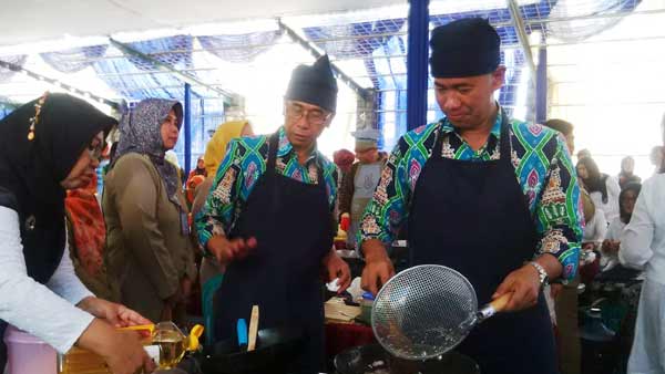 LOMBA: Para pejabat di lingkungan Pemkab Probolinggo yang berlangsung di halaman depan Kantor Sekretariat Daerah Kabupaten Probolinggo, kemarin. foto : andi/ BANGSAONLINE