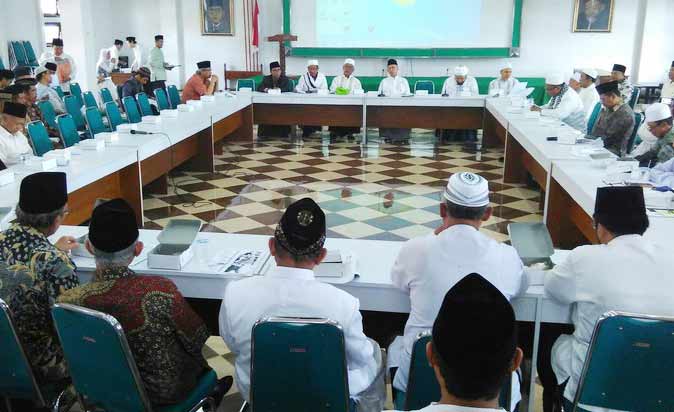 Para kiai dalam acara napak tilas pendirian NU di gedung KHM Yusuf Hasyim Pesantren Tebuireng Jombang Jawa Timur. Foto: detik.com