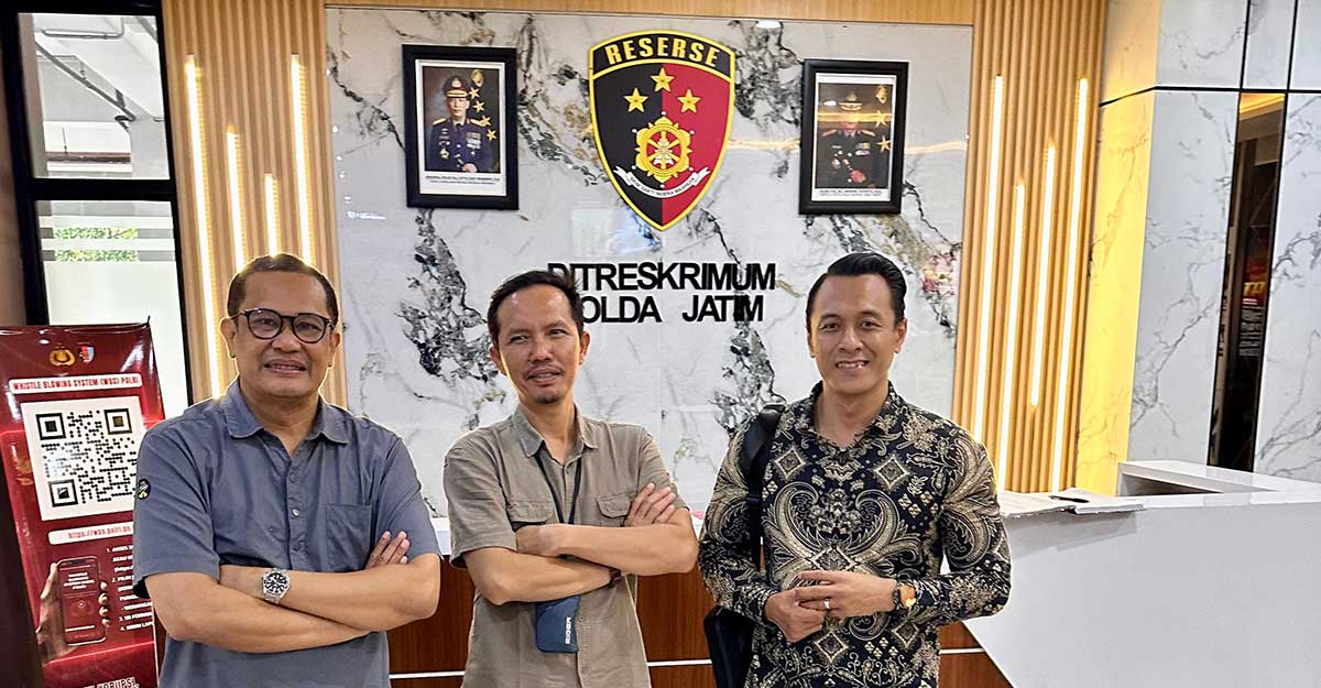 Nang Engki Anom Suseno (pinggir kanan) bersama rekan advokat yang tergabung dalam lembaga hukum W.E.T. Law Institute.