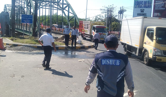 Petugas Dishub Kabupaten Blitar saat mengatur lalu lintas di sekitar Jembatan Kademangan Lama.