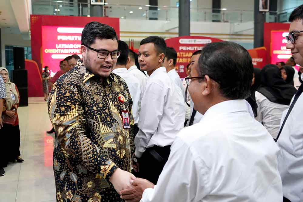 Bupati Kediri Hanindhito Himawan Pramana saat menyalami salah satu ASN. (Ist)