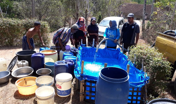 Sejumlah komunitas turut membantu distribusi air besih.
