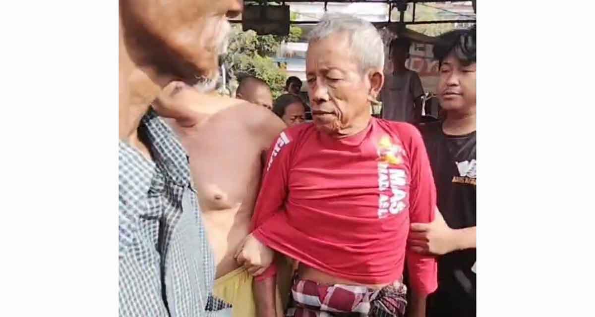 Seorang kakek yang tega melakukan perbuatan tidak senonoh terhadap seorang anak dan ibu muda di Surabaya saat ditangkap warga.