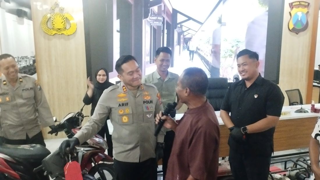 Kapolres Lamongan berbincang dengan korban curanmor saat pengembalian barang bukti