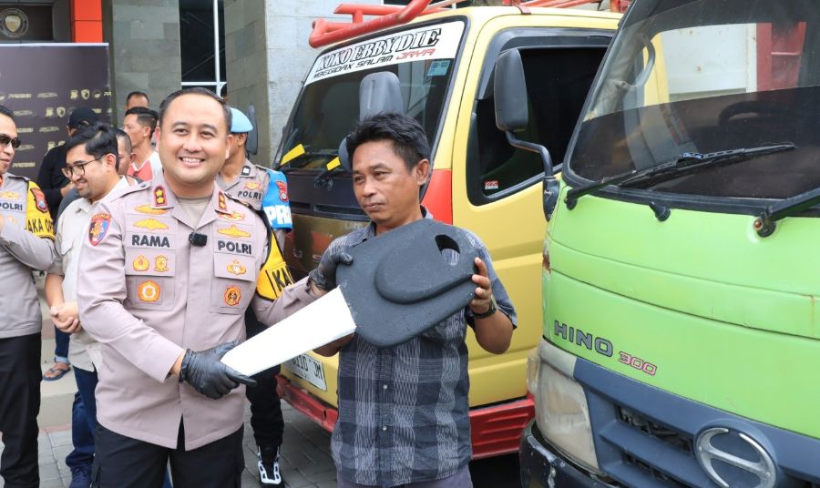 Kapolres Gresik AKBP Ramadhan Nasution dengan didampingi Wakapolres Kompol Shabda Purusha Putra menyerahkan kendaraan kepada korban. foto: ist.