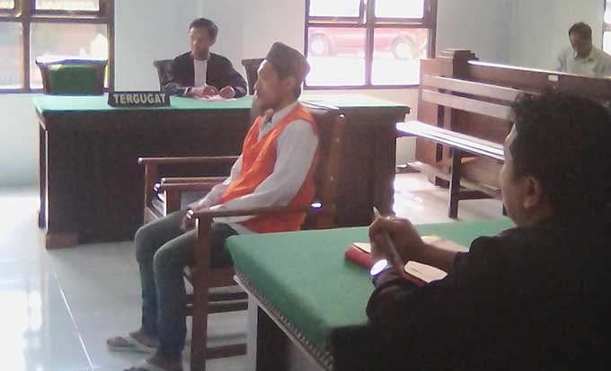 Nisar saat disidang di PN Mojokerto, kemarin. foto: agus supriyanto