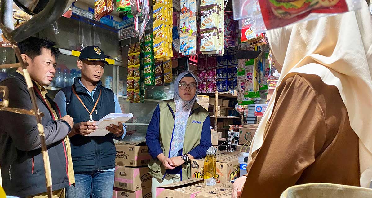 Wakil Perum Bulog Kantor Cabang Kediri, Hestiana Peni Utami, saat mengecek salah satu lapak pedagang di Pasar Pahing. Foto: Ist