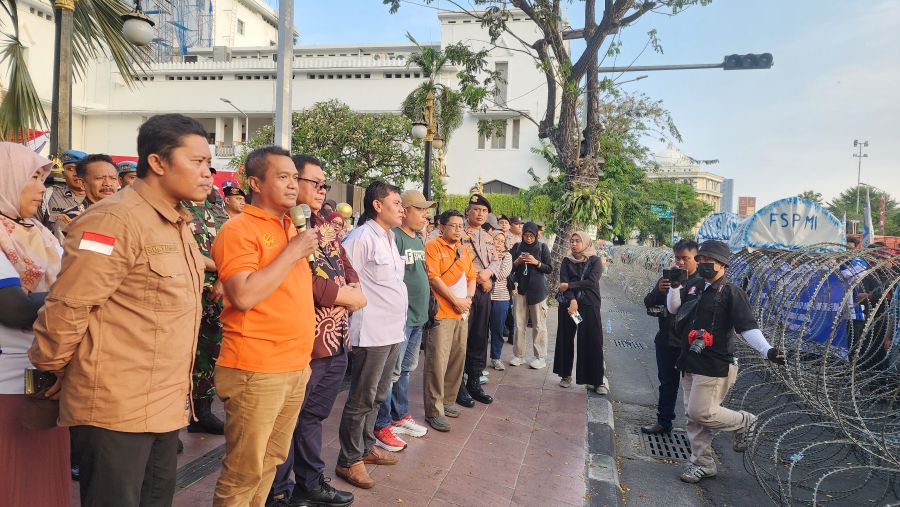 pala Dinas Tenaga Kerja dan Transmigrasi (Disnakertrans) Jatim, Sigit Priyanto bersama Sekretaris KSPI Jatim, Jazuli saat menemui massa. Foto: Devi Fitri Afriyanti/BANGSAONLINE