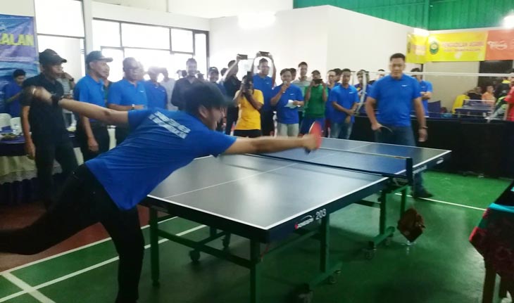 Partai pembuka Piala Bupati Bangkalan 2020 Divisi V U35 plus, Bupati R. Latif Imron Amin Vs Kapolres Bangkalan AKBP Rama Samtama Putra (kiri), yang dimenangkan oleh kapolres dengan skor 9-11.