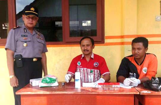 Kapolsek Songgon saksikan hasil tes urine.