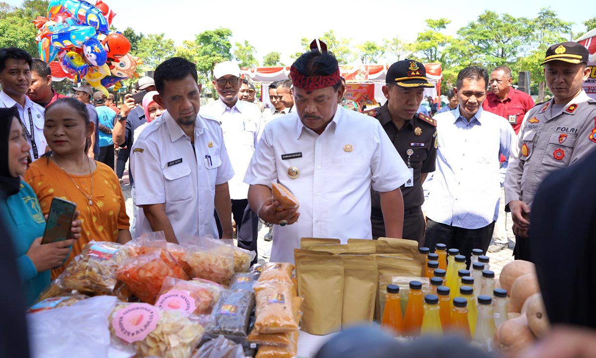 Marhaen Djumadi saat meninjau salah satu stan UMKM. Foto: BAMBANG/ BANGSAONLINE