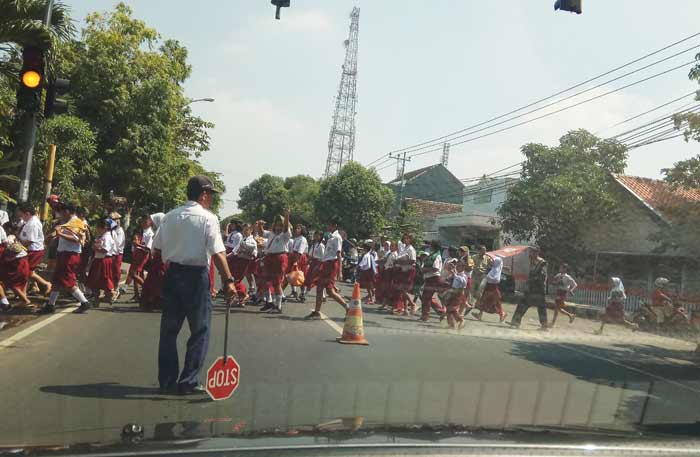 Ratusan siswa SD Balongsari bersiap sholat berjamaah. Ini merupakan bagian pelajaran penguatan karakter. foto: YUDI EP/ BANGSAONLINE