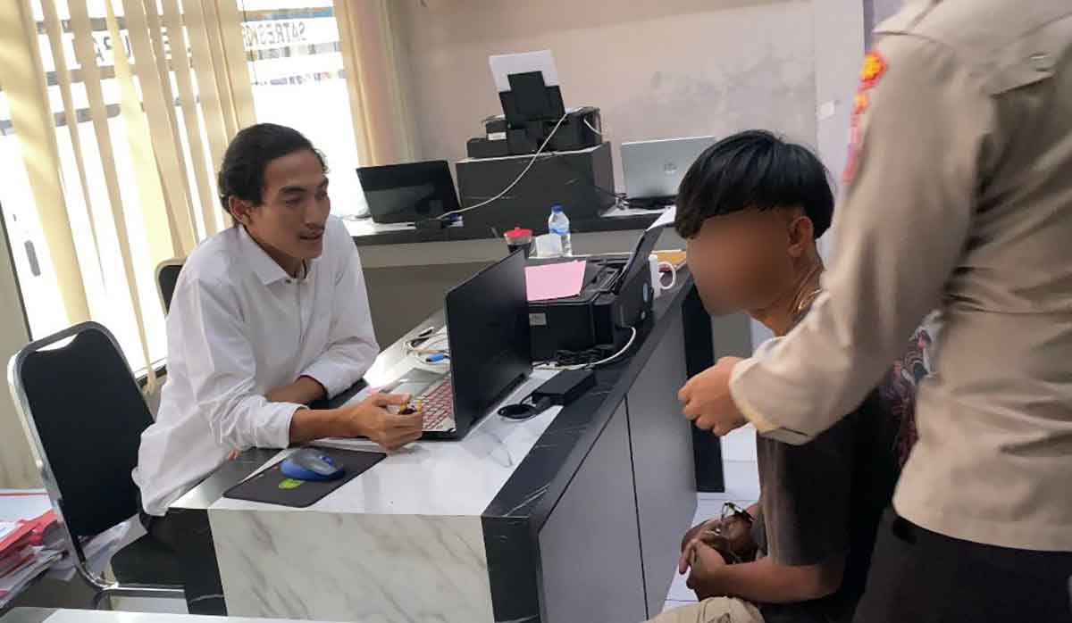 Pelaku penganiayaan saat diinterogasi petugas dari Polres Tuban.