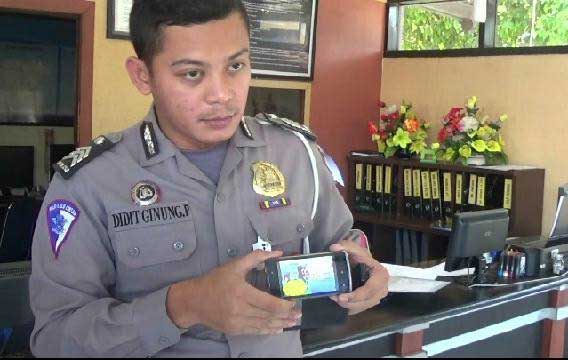 Anggota Polres Ponorogo menunjukkan meme yang diunggah Imelda Syahrul. 