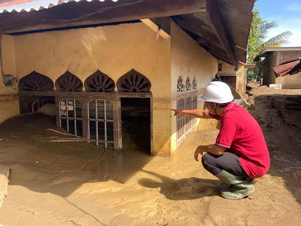Kondisi salah satu rumah warga yang hampir dipenuhi oleh lumpur pascabencana banjir dan tanah longsor yang menimpa beberapa wilayah di Aceh. (Ist)