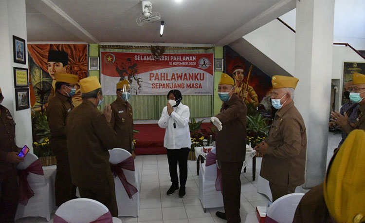Wali Kota Surabaya Tri Rismaharini bersama Veteran LVRI. (foto: ist)