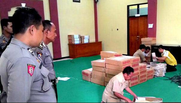 Polisi memantau penyortiran soal UN. foto: nurqomar/ BANGSAONLINE