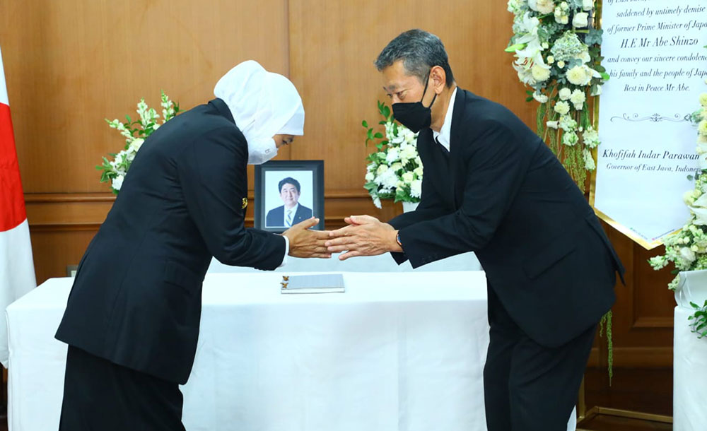 Gubernur Jawa Timur Khofifah Indar Parawansa menyampaikan dukacita mendalam atas wafatnya Shinzo Abe, Mantan Perdana Menteri Jepang, kepada Konsulat Jenderal Jepang Takeyama Kenichi, Kamis (14/7/2022).