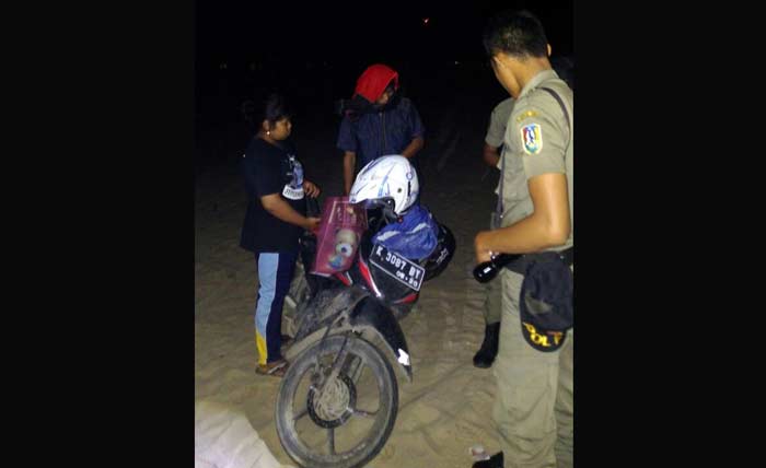 Sepasang muda-mudi saat hendak dibawa ke kantor PP. foto: suwandi/ BANGSAONLINE