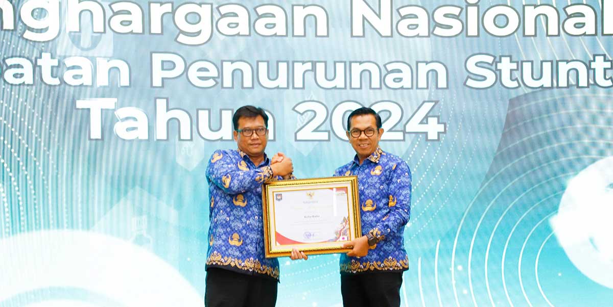 Wali Kota Batu saat menerima penghargaan dari Kementerian Kesehatan.