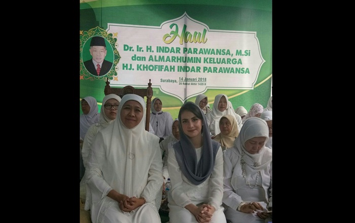 Khofifah bersama Arumi Bachsin saat haul Indar Parawansa, suami Khofifah di kediaman, kawasan Jemursari, Kecamatan Wonocolo. Foto : DIDI ROSADI/BANGSAONLINE