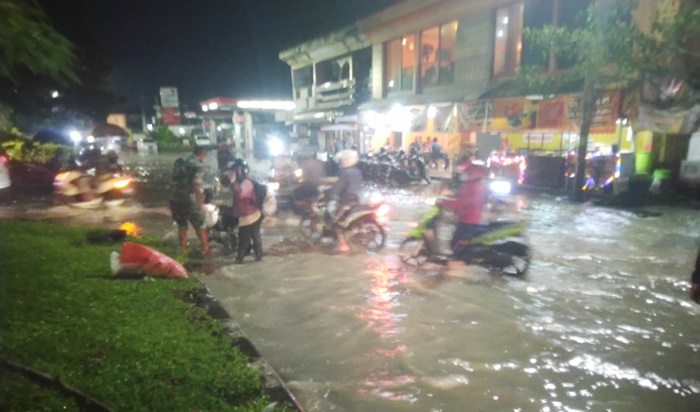 Banjir di kawasan Jalan Balongsari Tama, Surabaya.